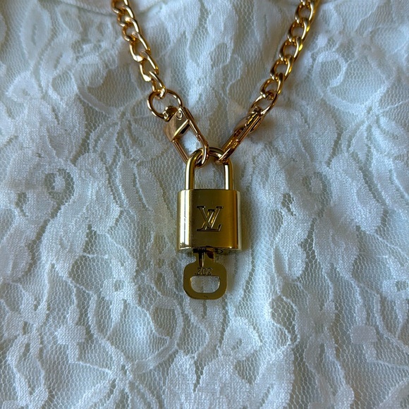 #302 Louis Vuitton lock and key with chain - Picture 1 of 3